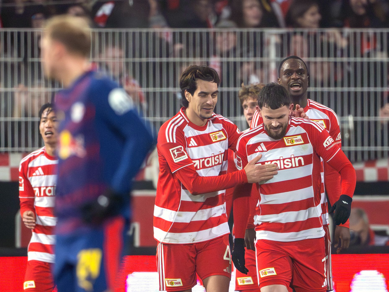 Yan Diomande (r) von RB Leipzig hatte früh die Chance zur Führung. - Foto: Soeren Stache/dpa