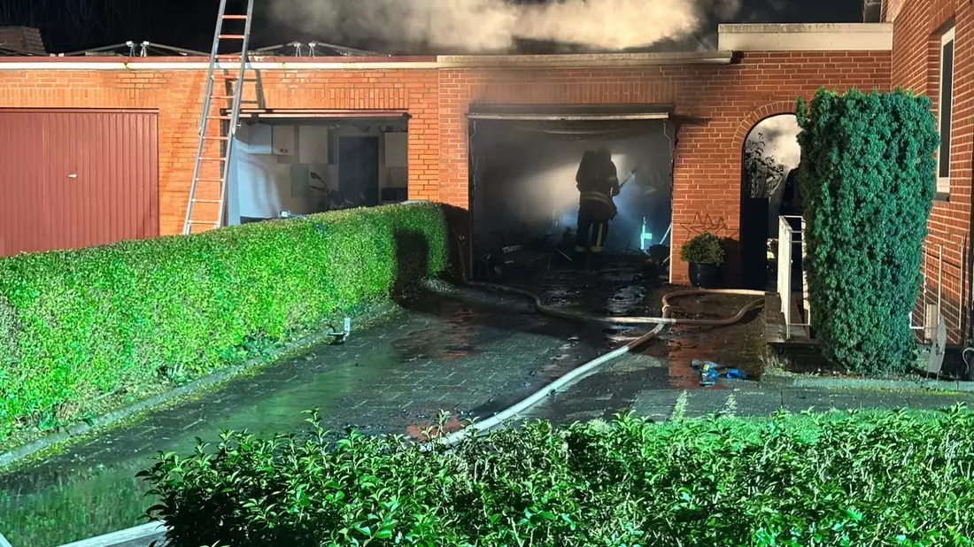 FW-ROW: Garage brennt in voller Ausdehnung - Feuerwehr verhindert Übergreifen auf Wohnhaus - Bild: presseportal.de