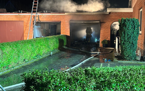 FW-ROW: Garage brennt in voller Ausdehnung - Feuerwehr verhindert Übergreifen auf Wohnhaus - Foto: presseportal.de