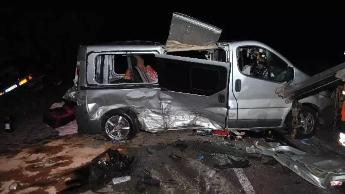 POL-NI: schwerer Verkehrsunfall in Marklohe, Kreuzungsbereich B214/B6 für mehrere Stunden gesperrt - Bild: presseportal.de