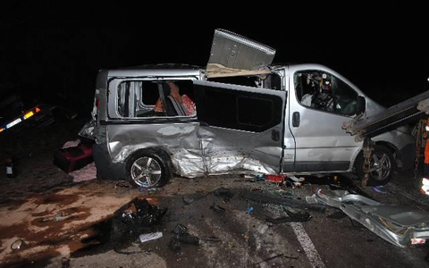 POL-NI: schwerer Verkehrsunfall in Marklohe, Kreuzungsbereich B214/B6 für mehrere Stunden gesperrt - Foto: presseportal.de