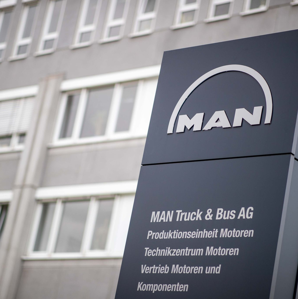 Der Lkw- und Bushersteller meldet einen riesigen Auftrag der Bahn.  - Foto: Daniel Karmann/dpa