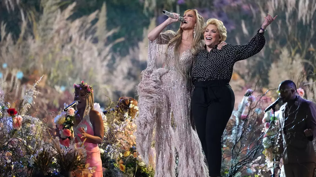 Vor einigen Jahren trat Jennifer Lopez bei einem Konzert an der Seite ihrer Mutter in Kalifornien auf. - Bild: Jordan Strauss/Invision/AP/dpa