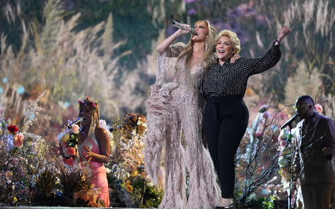 Vor einigen Jahren trat Jennifer Lopez bei einem Konzert an der Seite ihrer Mutter in Kalifornien auf. - Foto: Jordan Strauss/Invision/AP/dpa