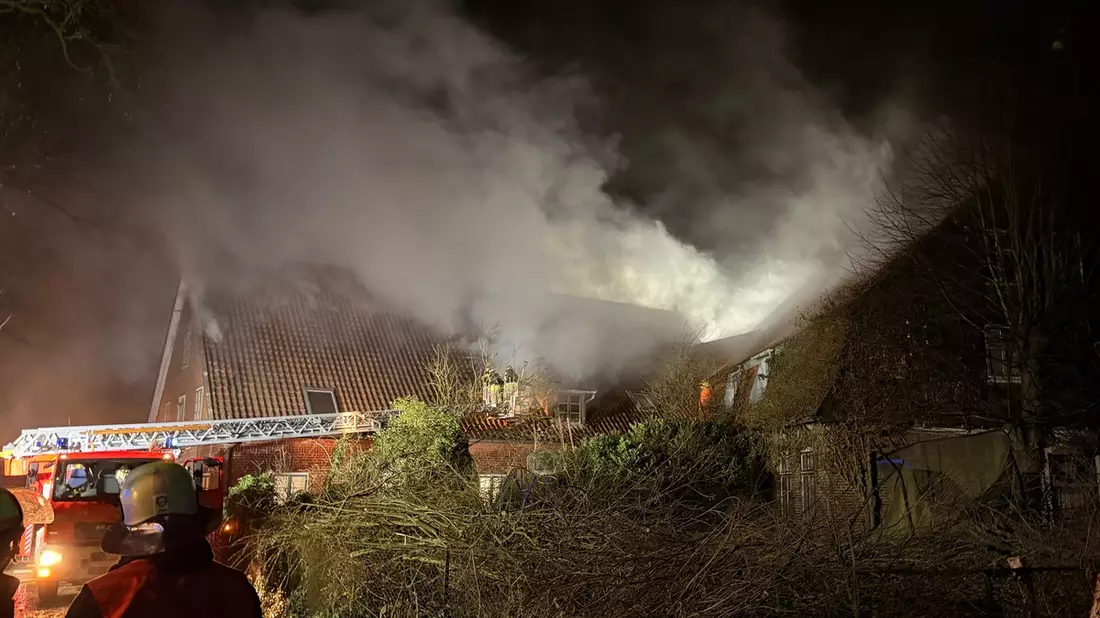 POL-STD: Brand im Dachgeschoss eines Fachwerkhauses im Alten Land, Einbrecher in Harsefeld erbeuten 30 Sätze Reifen und Felgen - Bild: presseportal.de