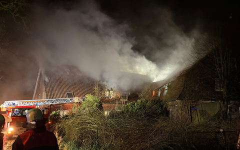 POL-STD: Brand im Dachgeschoss eines Fachwerkhauses im Alten Land, Einbrecher in Harsefeld erbeuten 30 Sätze Reifen und Felgen - Foto: presseportal.de