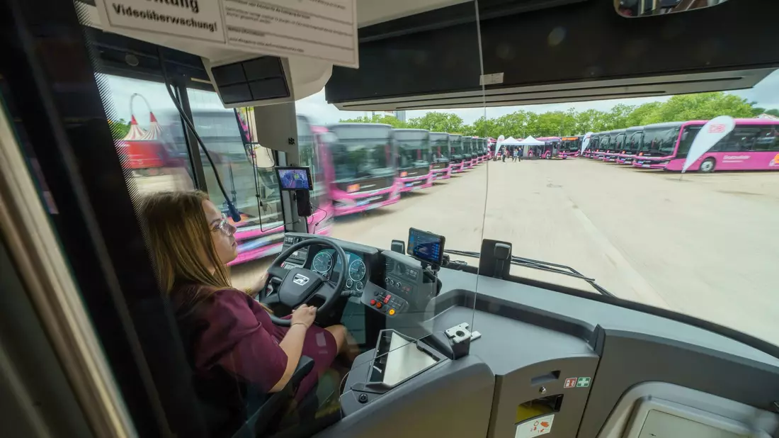 Die Bahn betreibt auch viele Busse - nicht nur für Ersatzverkehr.  - Bild: Andreas Arnold/dpa