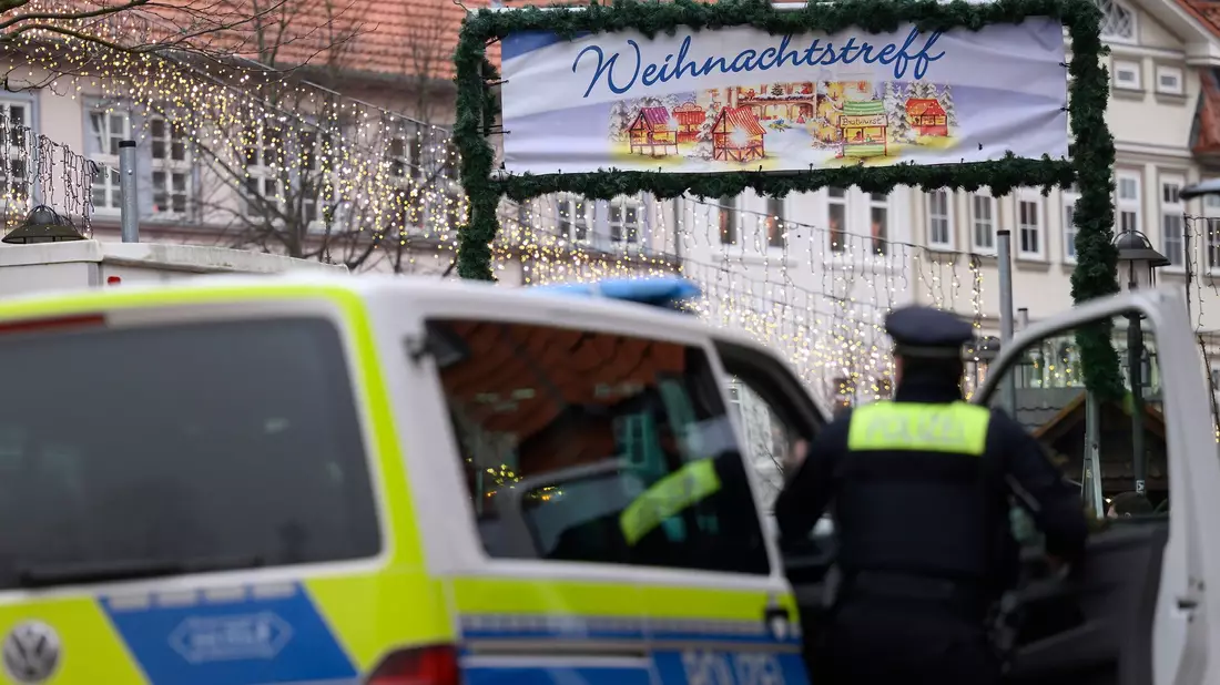 Die Polizei ist daher vorsorglich mit verstärkten Kräften vor Ort. - Bild: Swen Pförtner/dpa