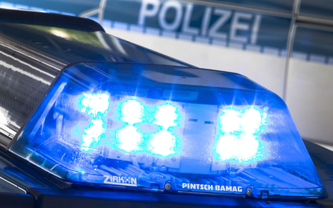 Zunächst sei der 20-Jährige auf die Mutter losgegangen, danach auf die Kinder. (Illustration) - Foto: Friso Gentsch/dpa