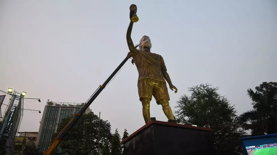 Die Statue für Lionel Messi in Kalkutta ist mehr als 20 Meter hoch. - Bild: Debajyoti Chakraborty/News Images via ZUMA Press Wire/dpa