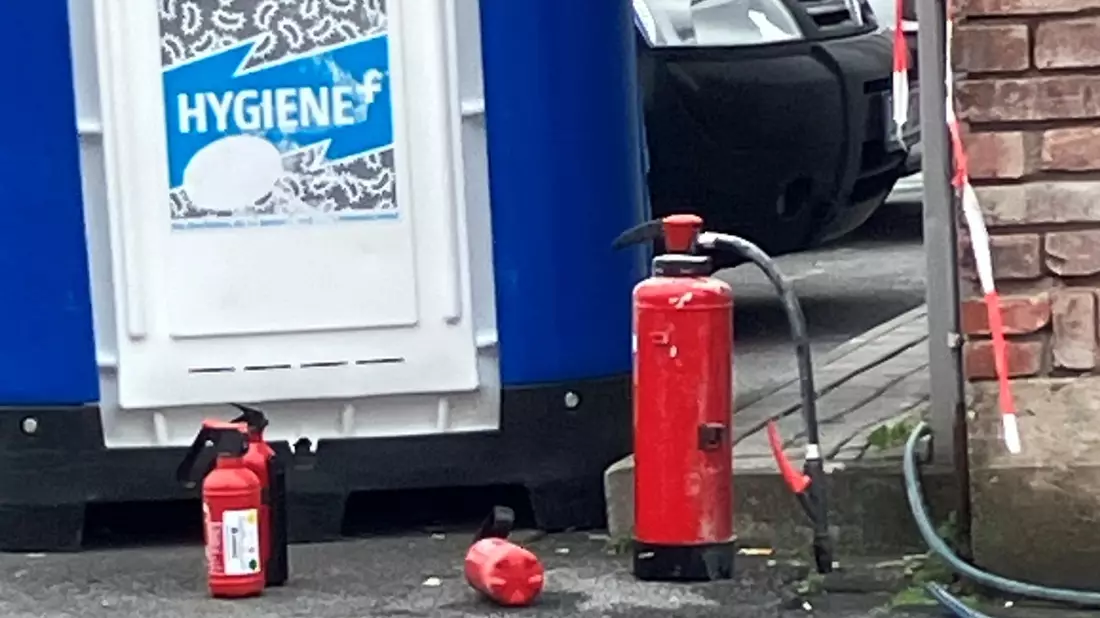 FW Ratingen: Ratingen - gemeldeter Containerbrand an Gebäude - Bild: presseportal.de