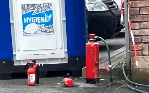 FW Ratingen: Ratingen - gemeldeter Containerbrand an Gebäude - Foto: presseportal.de