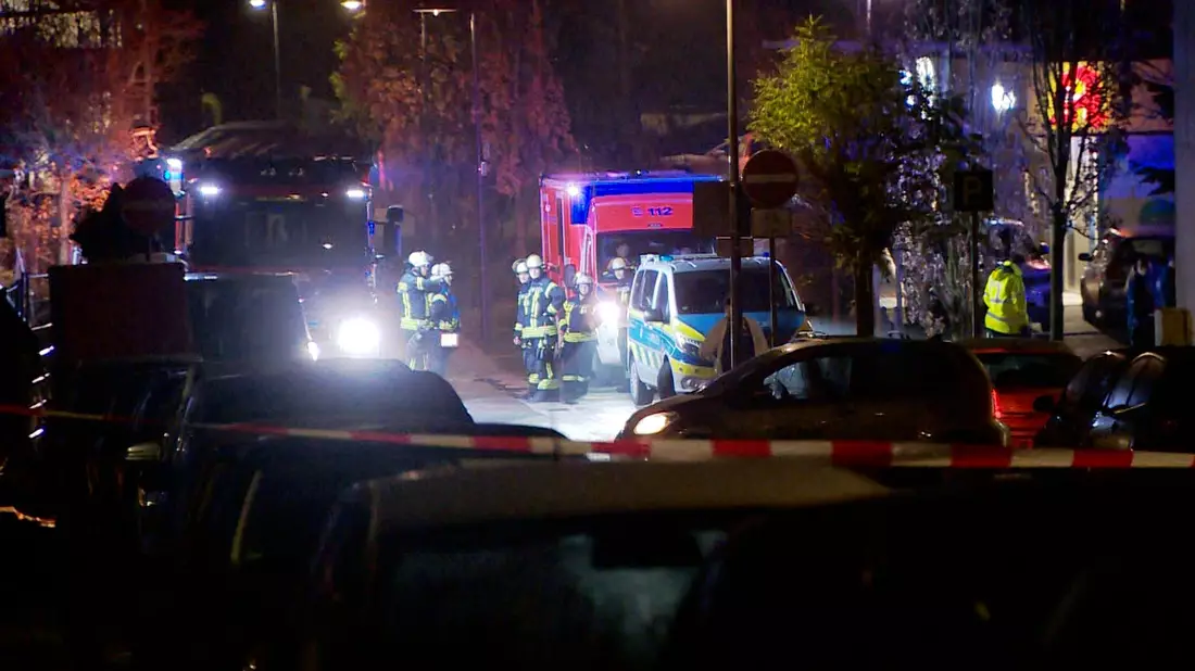  Am frühen Samstagmorgen rückten Einsatzkräfte wegen eines Messerangriffs aus - ein 20-Jähriger soll eine Mutter und vier Kinder attackiert haben.  - Bild: Markus Wüllner/Video-Line TV- und Videoproduktion /dpa