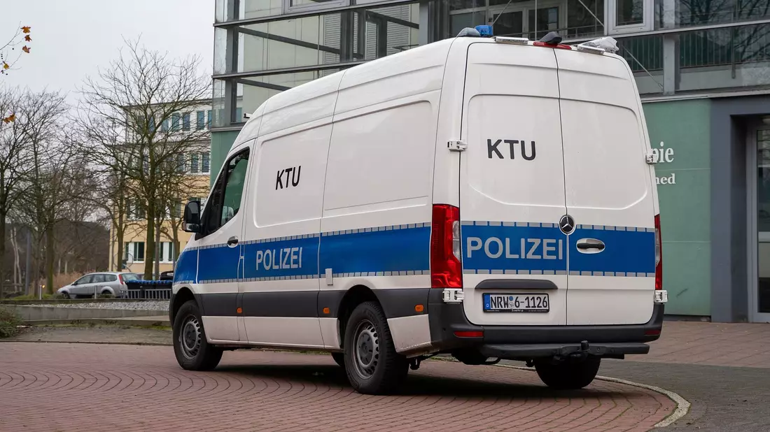 Die Polizei fahndete öffentlich mit Fotos nach dem Tatverdächtigen. - Bild: Max Lametz/dpa