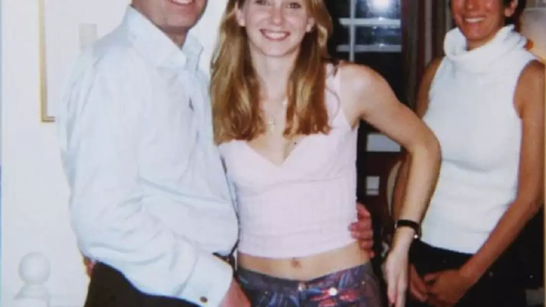 Auf dem berüchtigten Foto ist Andrew (links) mit Epstein-Opfer Virgina Giuffre (Mitte) zu sehen. (Archivfoto) - Bild: US Department Of Justice/PA Media/dpa