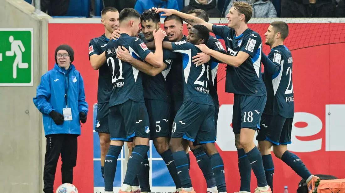 Hoch das Bein: Hoffenheims Vladimir Coufal (r) ist vor HSV-Abwehrspieler Jordan Torunarigha am Ball. - Bild: Uwe Anspach/dpa