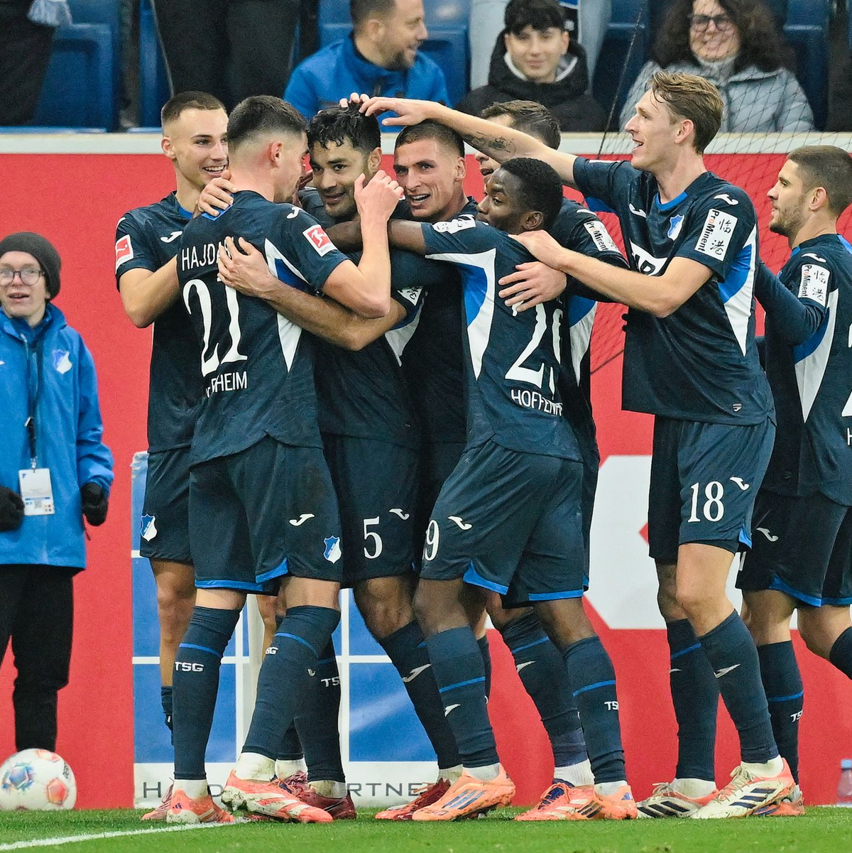 Hoch das Bein: Hoffenheims Vladimir Coufal (r) ist vor HSV-Abwehrspieler Jordan Torunarigha am Ball. - Foto: Uwe Anspach/dpa
