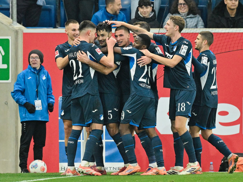 HSV-Profi Jordan Torunarigha (l.): harte Gegenwehr durch Hoffenheim und  Vladimir Coufal.  - Foto: Uwe Anspach/dpa