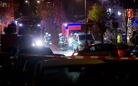  Am frühen Samstagmorgen rückten Einsatzkräfte wegen eines Messerangriffs aus - ein 20-Jähriger soll eine Mutter und vier Kinder attackiert haben.  - Foto: Markus Wüllner/Video-Line TV- und Videoproduktion /dpa