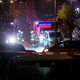 Am frühen Samstagmorgen rückten Einsatzkräfte wegen eines Messerangriffs aus - ein 20-Jähriger soll eine Mutter und vier Kinder attackiert haben.  - Foto: Markus Wüllner/Video-Line TV- und Videoproduktion /dpa