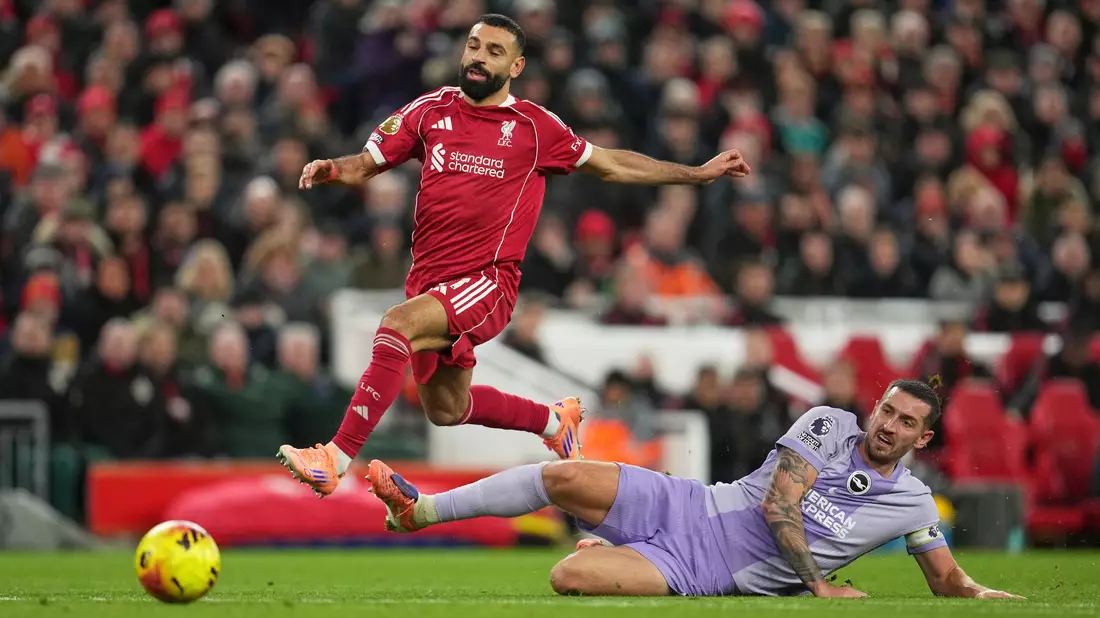 War nach seiner Einwechslung um Offensivaktionen bemüht: Mohamed Salah (in Rot). - Bild: Jon Super/AP/dpa
