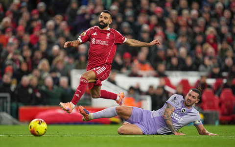War nach seiner Einwechslung um Offensivaktionen bemüht: Mohamed Salah (in Rot). - Foto: Jon Super/AP/dpa