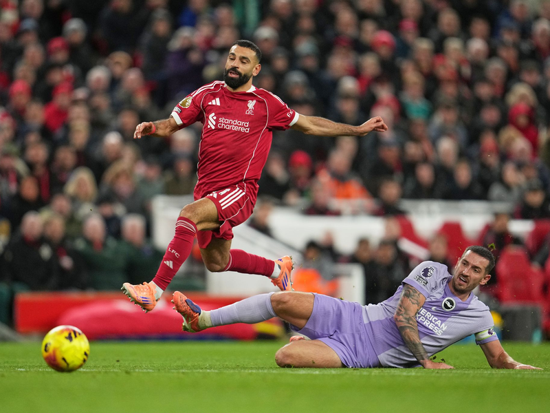 War nach seiner Einwechslung um Offensivaktionen bemüht: Mohamed Salah (in Rot). - Foto: Jon Super/AP/dpa