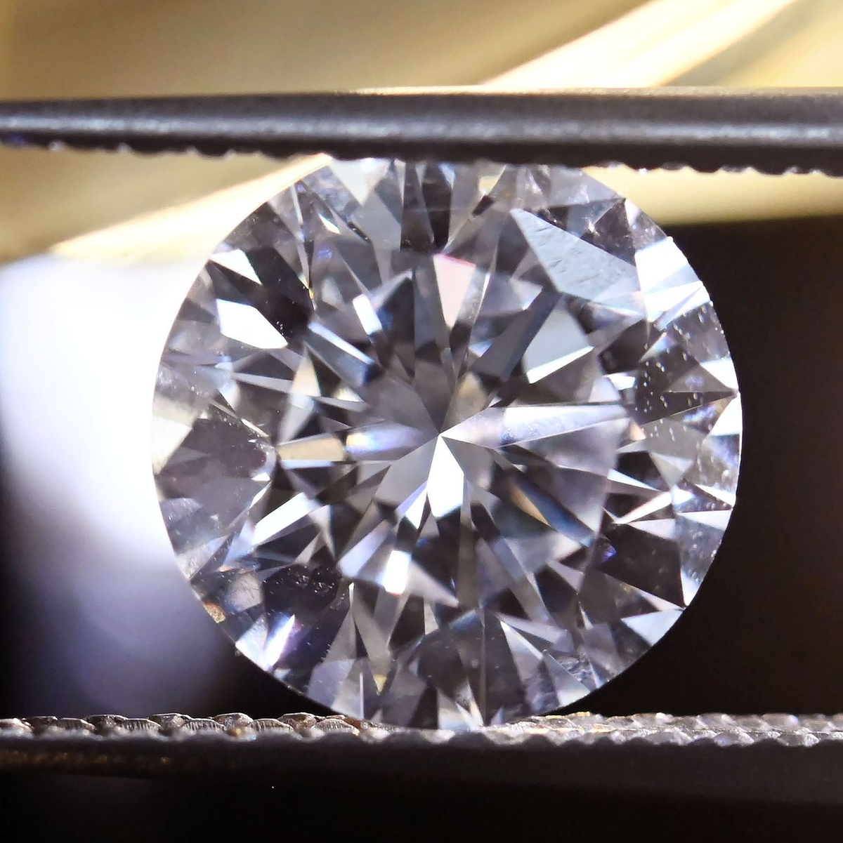 Geschliffen funkeln Diamanten. (Archivbild) - Foto: Uli Deck/dpa