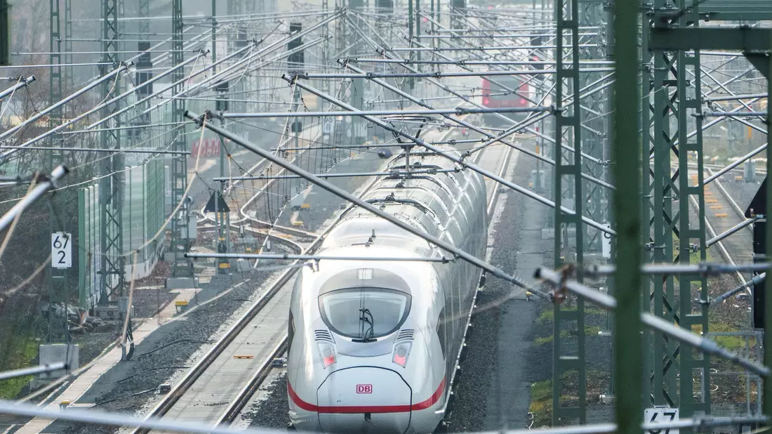 Monatelang war die Riedbahn wegen einer Generalsanierung gesperrt, seitdem sind die Züge nach Angaben der Deutschen Bahn pünktlicher. (Archivbild)  - Bild: Andreas Arnold/dpa