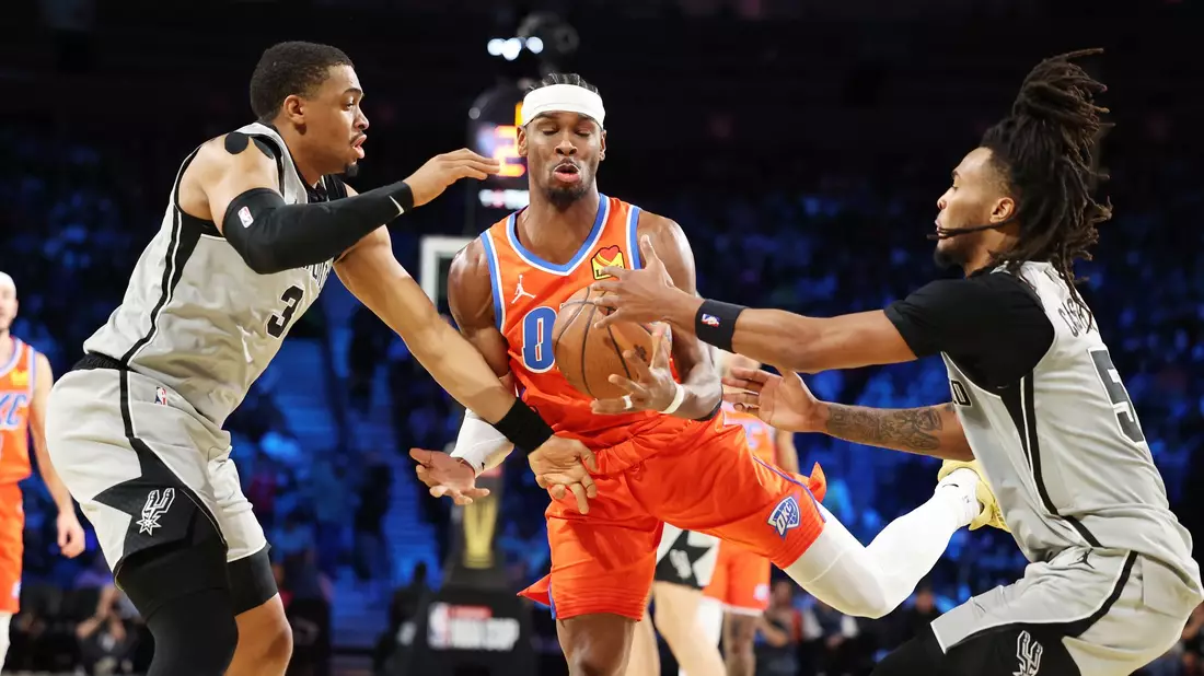 Oklahomas Superstar Shai Gilgeous-Alexander (M) kam gegen die Verteidigung der Spurs nicht zu seinem gewohnten Spiel. - Bild: Ronda Churchill/AP/dpa
