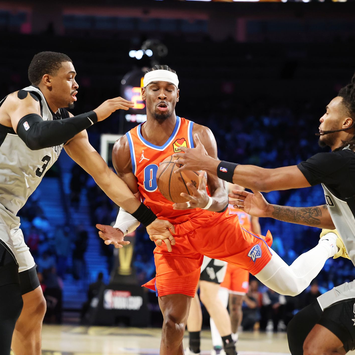 Oklahomas Superstar Shai Gilgeous-Alexander (M) kam gegen die Verteidigung der Spurs nicht zu seinem gewohnten Spiel. - Foto: Ronda Churchill/AP/dpa