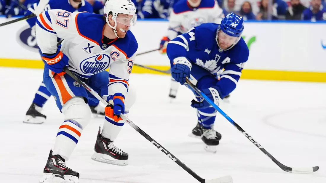 Connor McDavid (l) erzielte zwei Tore bei Edmontons Sieg in Toronto. - Bild: Frank Gunn/The Canadian Press/AP/dpa
