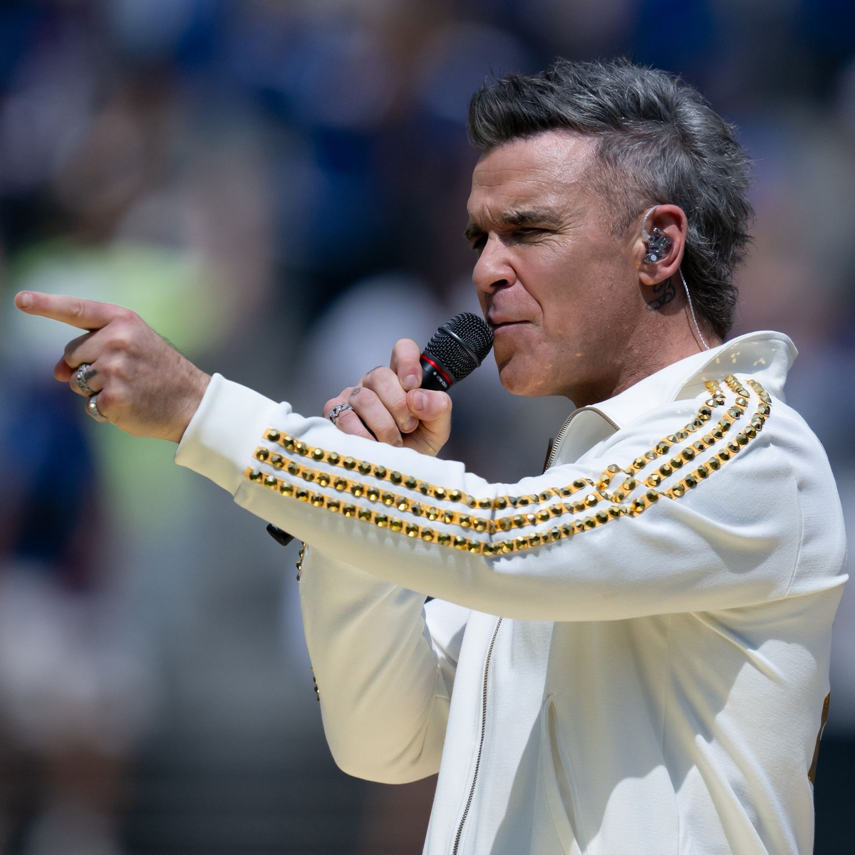 Schonmal die 90er-Trainingsjacke aufgetragen: Robbie Williams veröffentlicht Album «Britpop». (Archivbild) - Foto: Sven Hoppe/dpa