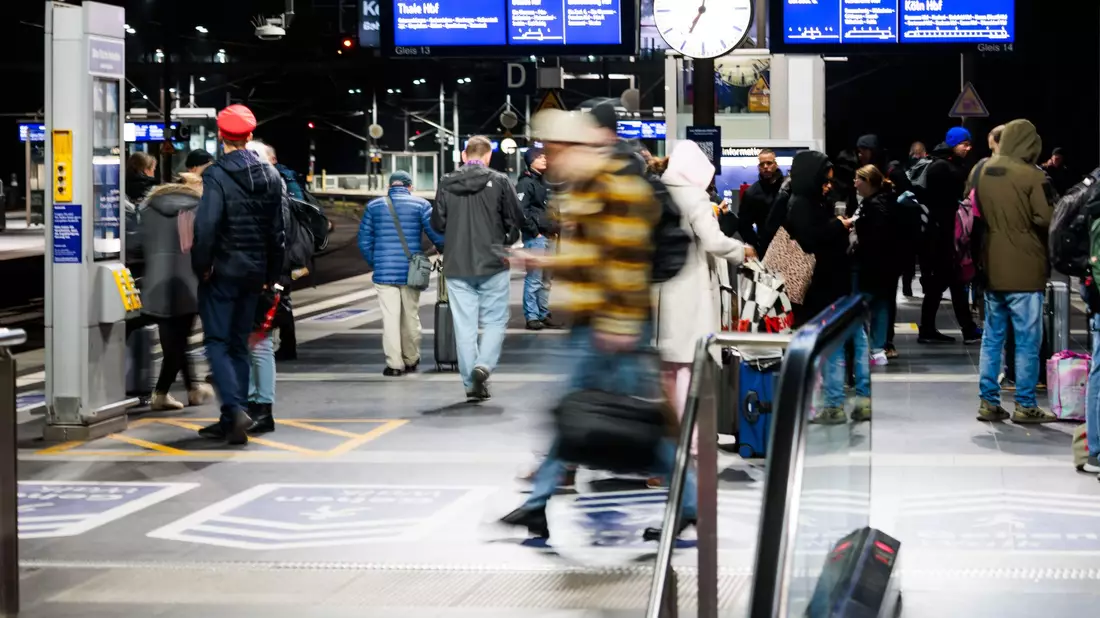 Seit heute gilt bei der Deutschen Bahn und auch an vielen weiteren Stellen im öffentlichen Nahverkehr ein neuer Fahrplan.  - Bild: Carsten Koall/dpa