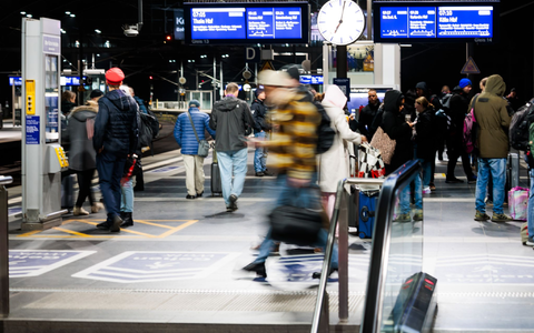 Seit heute gilt bei der Deutschen Bahn und auch an vielen weiteren Stellen im öffentlichen Nahverkehr ein neuer Fahrplan.  - Foto: Carsten Koall/dpa