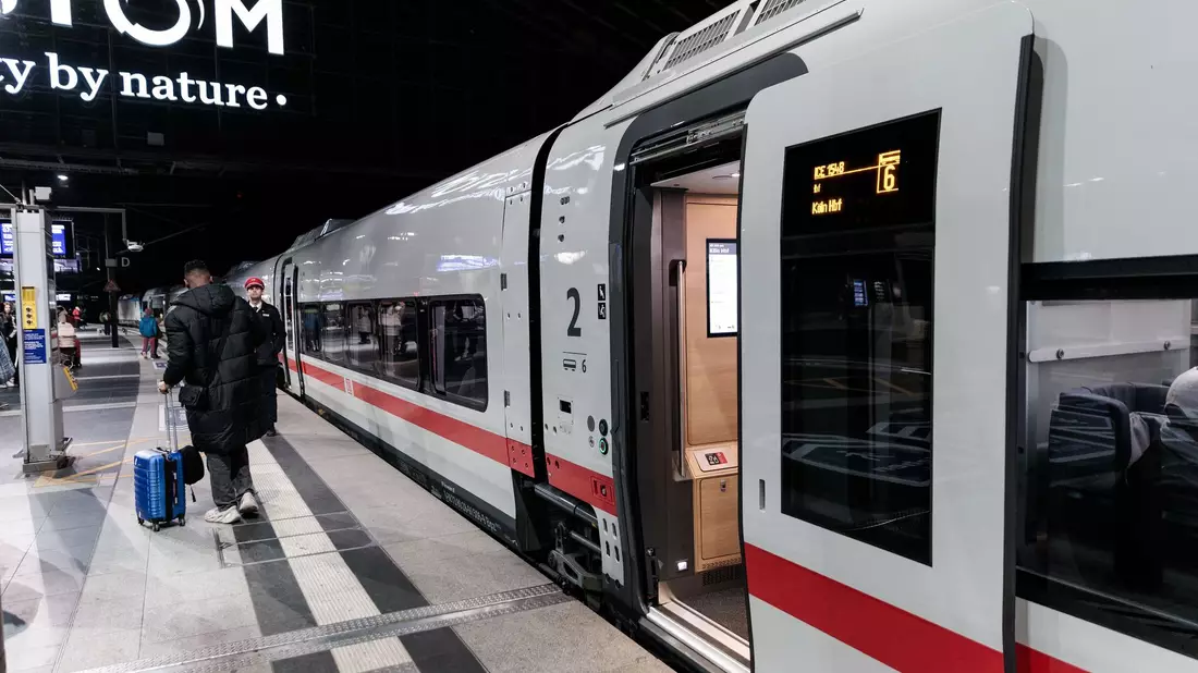 Mit dem neuen Fahrplan hat die Deutsche Bahn auch ein ganz neues Zug-Modell in Betrieb genommen. Auf der Strecke Berlin-Köln werden ab heute neue ICE L eingesetzt. Die Besonderheit: Sie kommen beim Einstieg ohne Treppen aus. - Bild: Carsten Koall/dpa