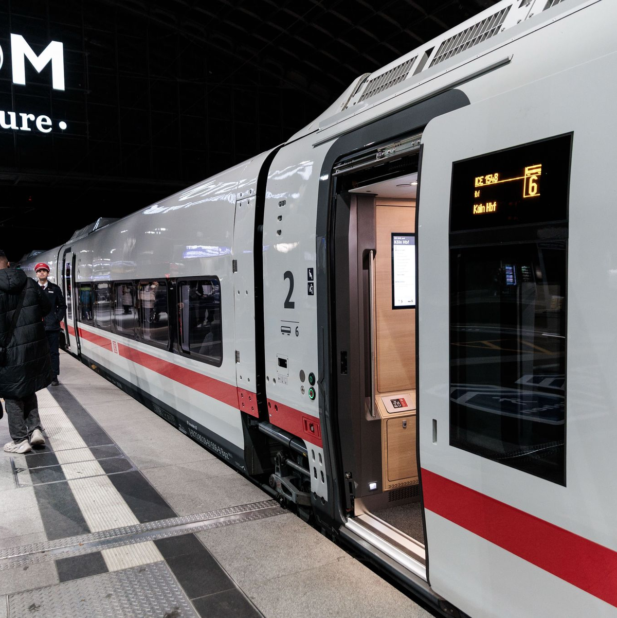 Der ICE L ist stufenlos und verfügt für besseren Handyempfang über frequenzdurchlässige Scheiben. (Archivbild) - Foto: Carsten Koall/dpa