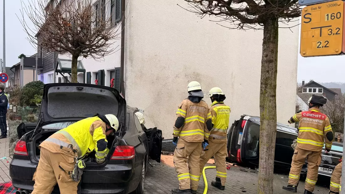 FW-GL: Pkw fährt gegen Hauswand - Fahrer verstorben - Gemeinsame Pressemitteilung der Polizei Rhein-Berg und der Feuerwehr Bergisch Gladbach - Bild: presseportal.de