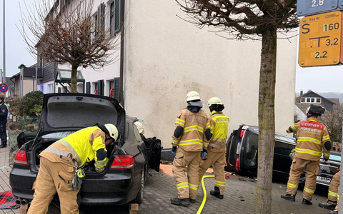 FW-GL: Pkw fährt gegen Hauswand - Fahrer verstorben - Gemeinsame Pressemitteilung der Polizei Rhein-Berg und der Feuerwehr Bergisch Gladbach - Foto: presseportal.de