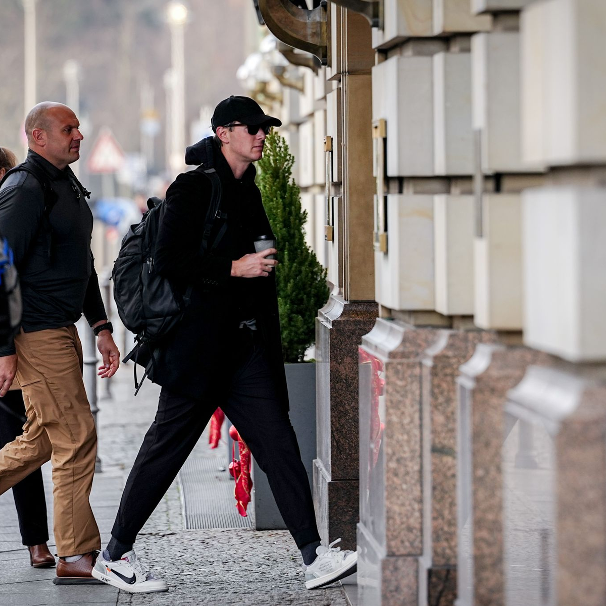 Vor dem Treffen auf Beraterebene ging es für die US-Delegation erst in ein Berliner Hotel.  - Foto: Kay Nietfeld/dpa