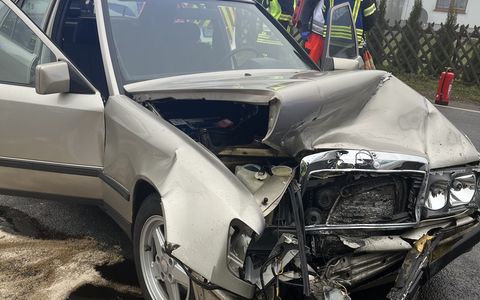 POL-GM: 63-Jähriger bei Autounfall schwer verletzt - Foto: presseportal.de