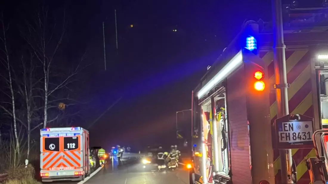 FW-EN: Serie von Containerbränden und Verkehrsunfall halten Einsatzkräfte in der Nacht in Atem - Bild: presseportal.de