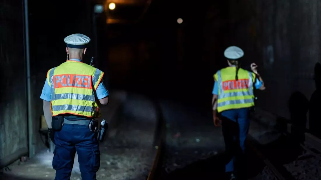 BPOL-HH: Lebensgefahr: Frau suchte sich Schlafplatz in Hamburger S-Bahntunnel- Bundespolizei warnt vor Lebensgefahr im Bahnbereich!- - Bild: presseportal.de