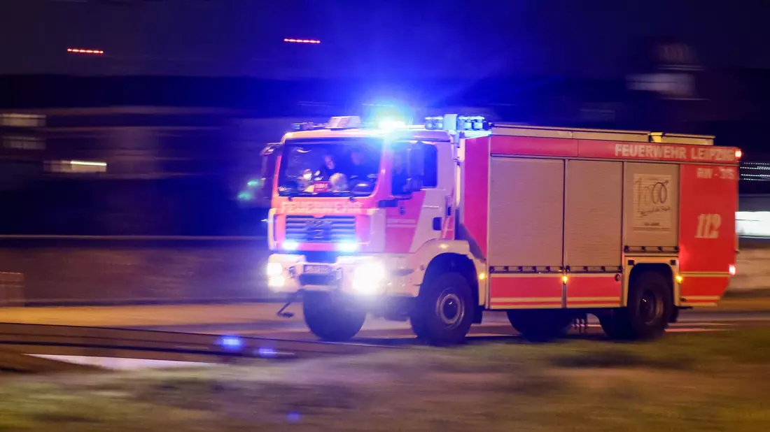 Bei einem Brand in Seifhennersdorf stirbt eine 81-Jährige. (Symbolbild) - Bild: Jan Woitas/dpa