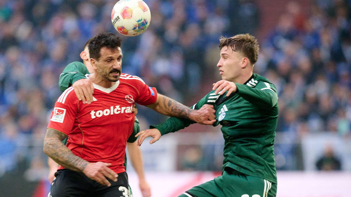 Schalke diesmal in Grün statt Königsblau. - Foto: Bernd Thissen/dpa