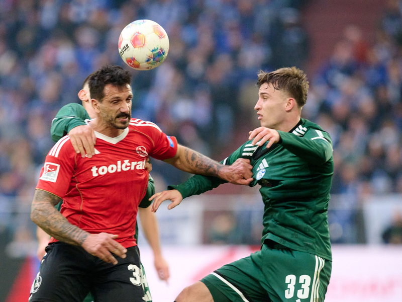 Schalke diesmal in Grün statt Königsblau. - Foto: Bernd Thissen/dpa