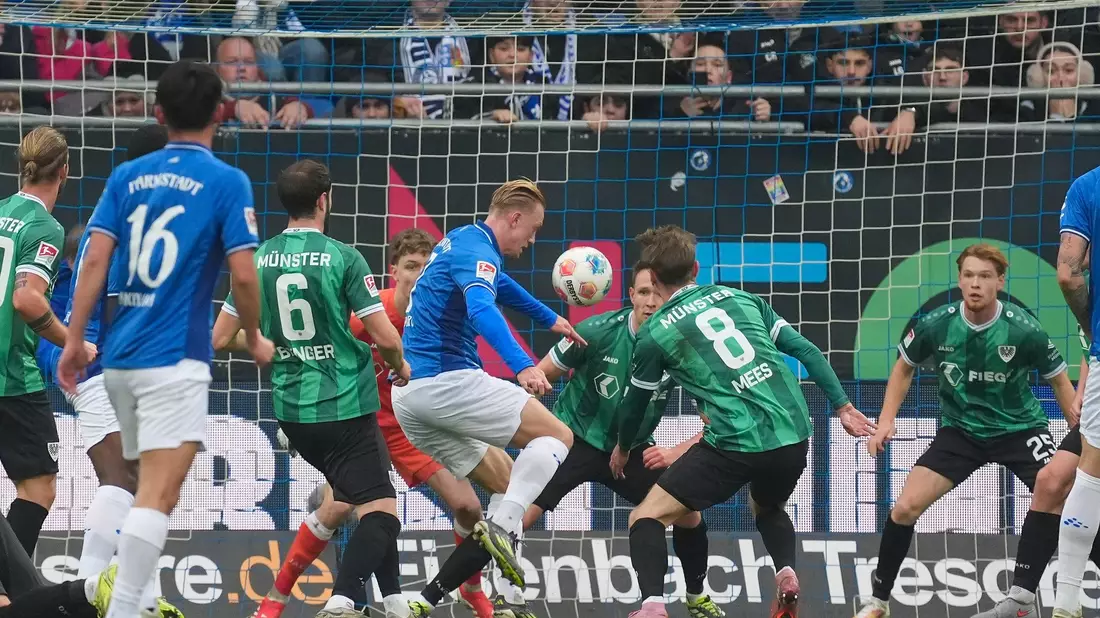Hier scheitert Darmstadts Torjäger Lidberg noch. - Bild: Marc Schüler/dpa
