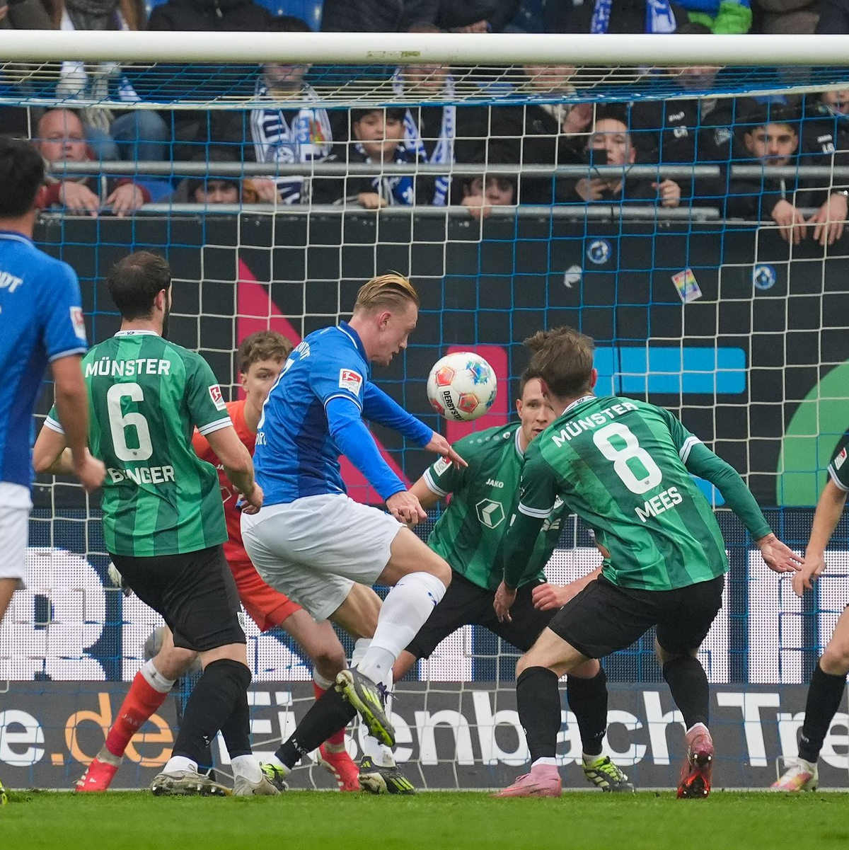 Hier scheitert Darmstadts Torjäger Lidberg noch. - Foto: Marc Schüler/dpa