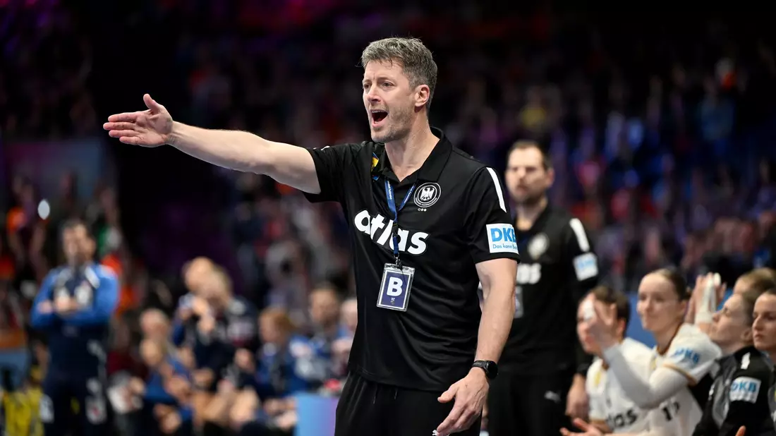 Markus Gaugisch lässt seine Zukunft als Bundestrainer der Handballerinnen offen. - Bild: Federico Gambarini/dpa