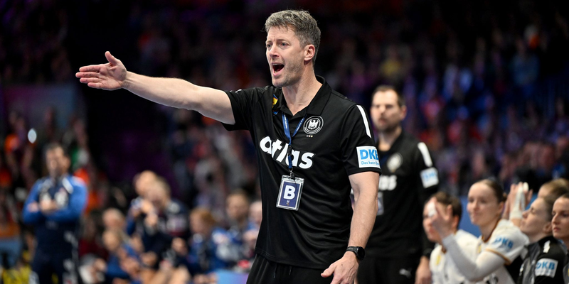 Markus Gaugisch lässt seine Zukunft als Bundestrainer der Handballerinnen offen. - Foto: Federico Gambarini/dpa